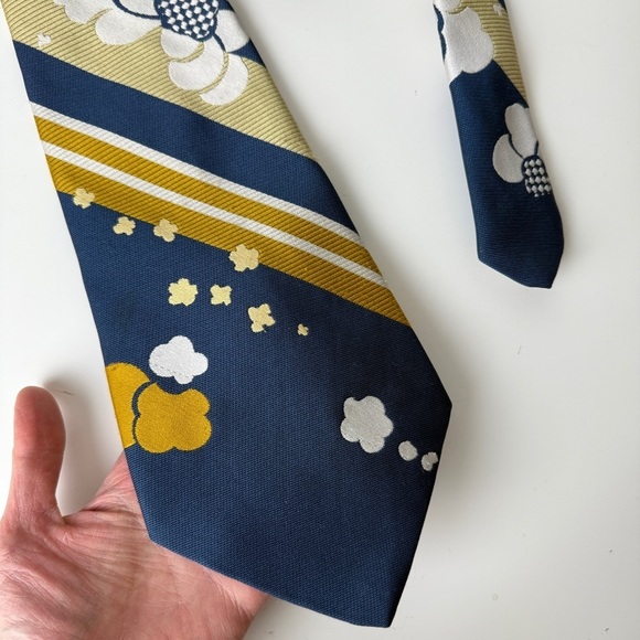 Hardy Amies Seville Row London Geometric Graphic Tie - Picture 3 of 4